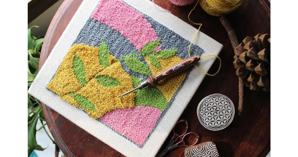 Сравнение вязания спицами, крючком, и ковровой вышивки для создания уютных текстур пряжи