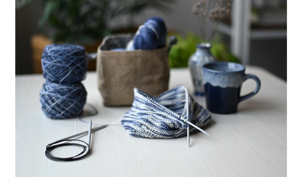 Color Play in Knitting: How Yarn and Needle Colors Transform Your Craft 