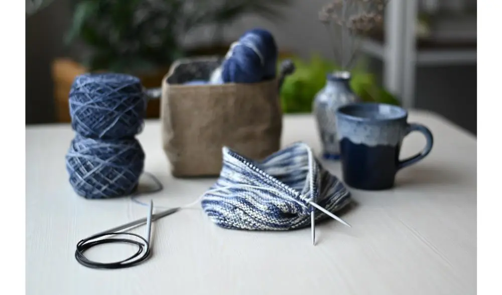 Farbspiel beim Stricken: Wie Garn- und Nadelfarben Ihre Handarbeit verändern