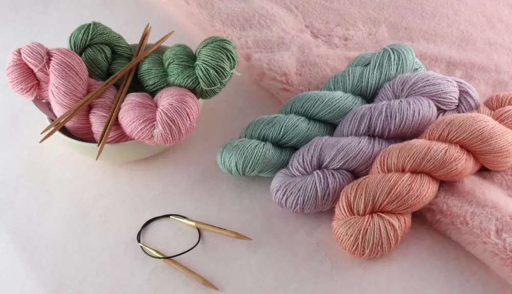 Gen Z Handarbeiten: Stricken und Häkeln im Trend liegen