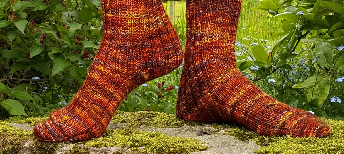 Frühjahrs Wohltätigkeits-KCAL & Kostenlose Anleitung: Warm Feet, Warm Heart Socken von Mone Dräger