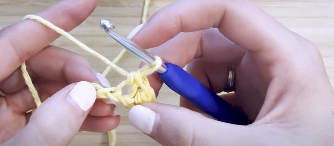 Wie macht man einen Schlupfknoten beim Stricken und Häkeln? 