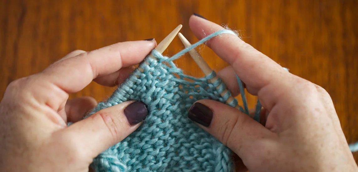 Wie man die Magic-Loop-Methode mit Rundstricknadeln strickt 