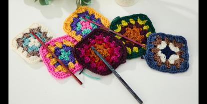 Lernen Sie, wie man das klassische Granny Square häkelt und Designmöglichkeiten 