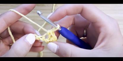 Wie macht man einen Schlupfknoten beim Stricken und Häkeln? 